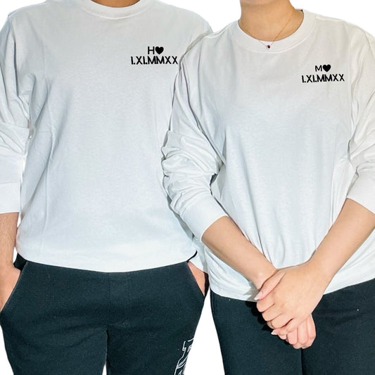 Rendez-vous mémorable avec des initiales et des t-shirts en forme de cœur pour les couples