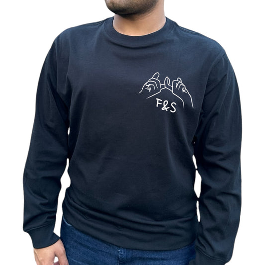 Doigts croisés avec initiales