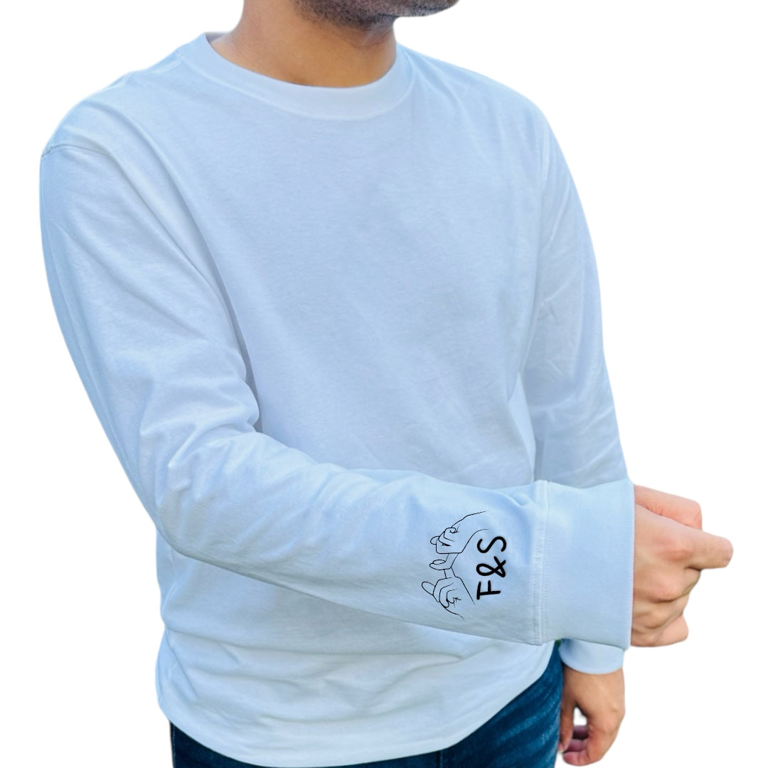 Doigts croisés avec initiales